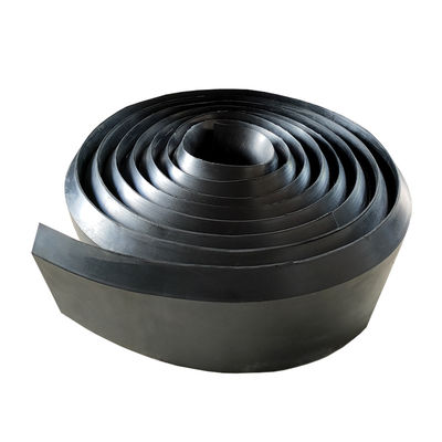 Neoprene Rubber Skirting Board dengan 70 Shore A Kekerasan 300% Elongasi pada Patah dan 2.5 ~ 6.0 Mpa Kekuatan Tarikan