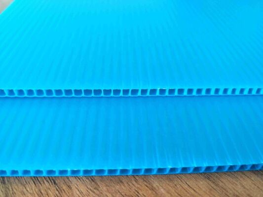 Lembaran Plastik Daur Ulang Tahan Air Tahan UV Lembaran PP Bergelombang untuk Kemasan Industri