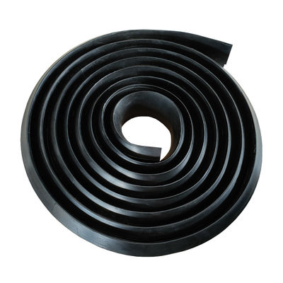 Neoprene Rubber Skirting Board dengan 70 Shore A Kekerasan 300% Elongasi pada Patah dan 2.5 ~ 6.0 Mpa Kekuatan Tarikan